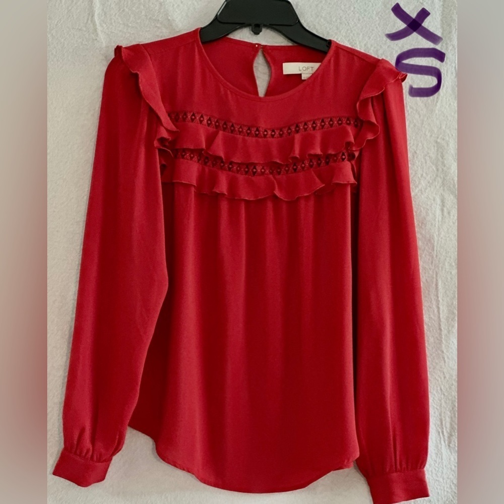 LADIES AMARANTH COLORED TOP WITH RUFFLES